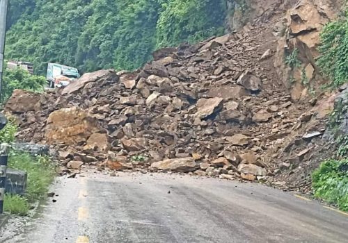 चितवनको नाग्दीखोलामा पहिरोले पृथ्वी राजमार्ग अवरुद्ध