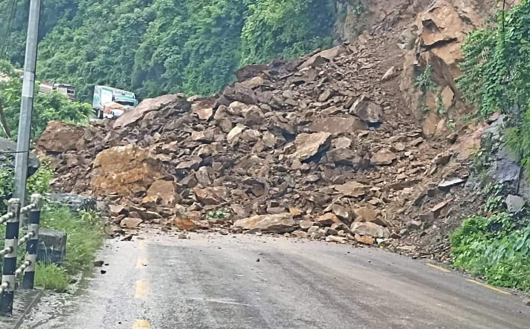 चितवनको नाग्दीखोलामा पहिरोले पृथ्वी राजमार्ग अवरुद्ध