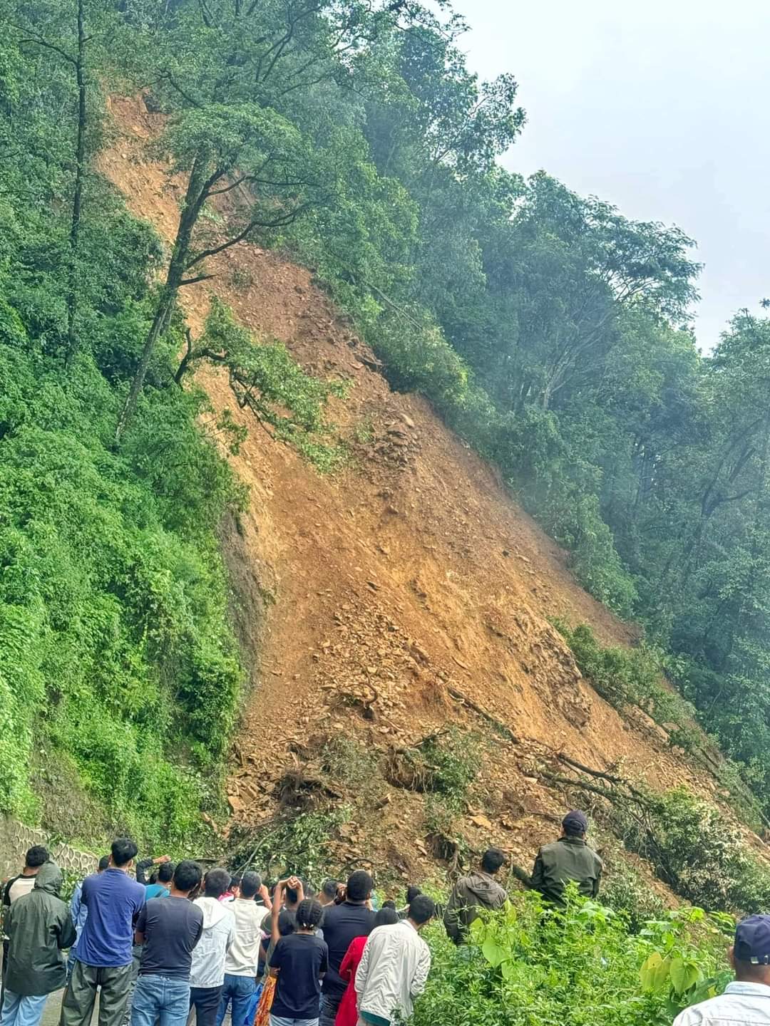 काठमाडौँको नागढुङ्गा नजिक ठूलो पहिरो,दुबै तर्फी सडक ठप्प