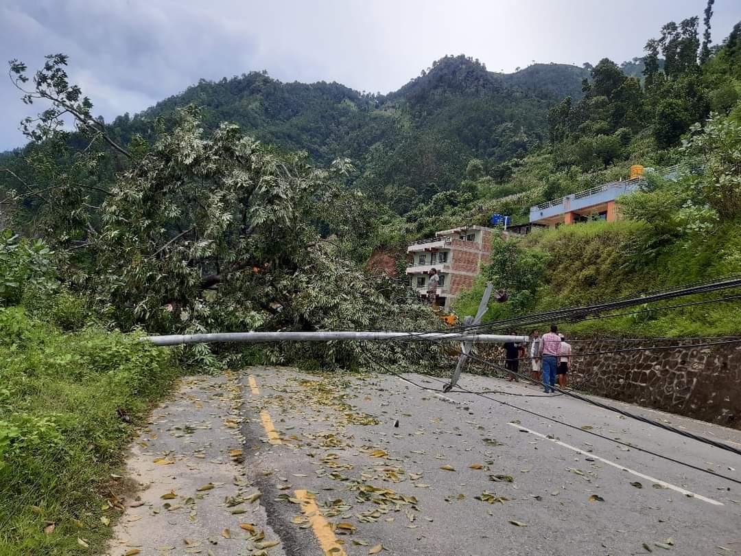 नुवाकोटको केउरेनीमा आएको हावाहुरीको कारण विद्युत सेवा अबरुद्ध,