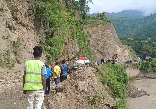 माइक्रोबसमा सवार रुविभ्याली गाउँपालिकाका निर्मागको उपचारको क्रममा मृत्यु