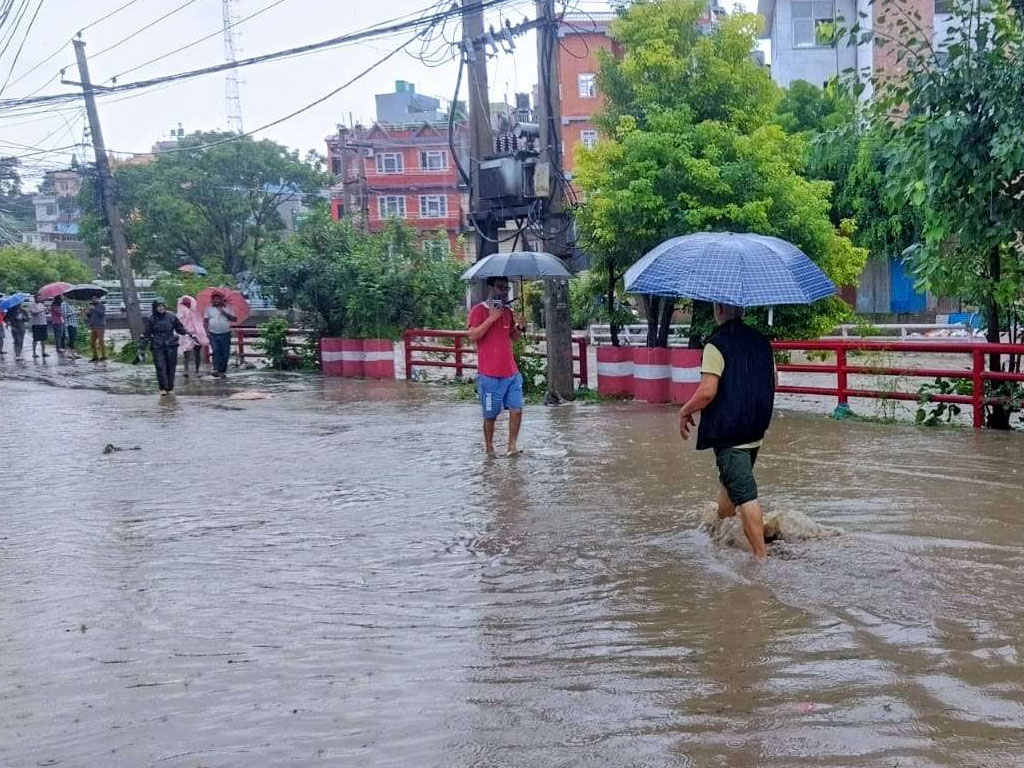 अविरल वर्षाले काठमाडौँका सडक जलमग्न