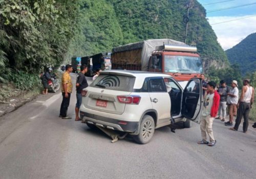 धादिङ र चितवनको सिमाना जवाङ खोला नजिक ट्रक र कार ठोकियो,थप विवरण आउन बाकीँ