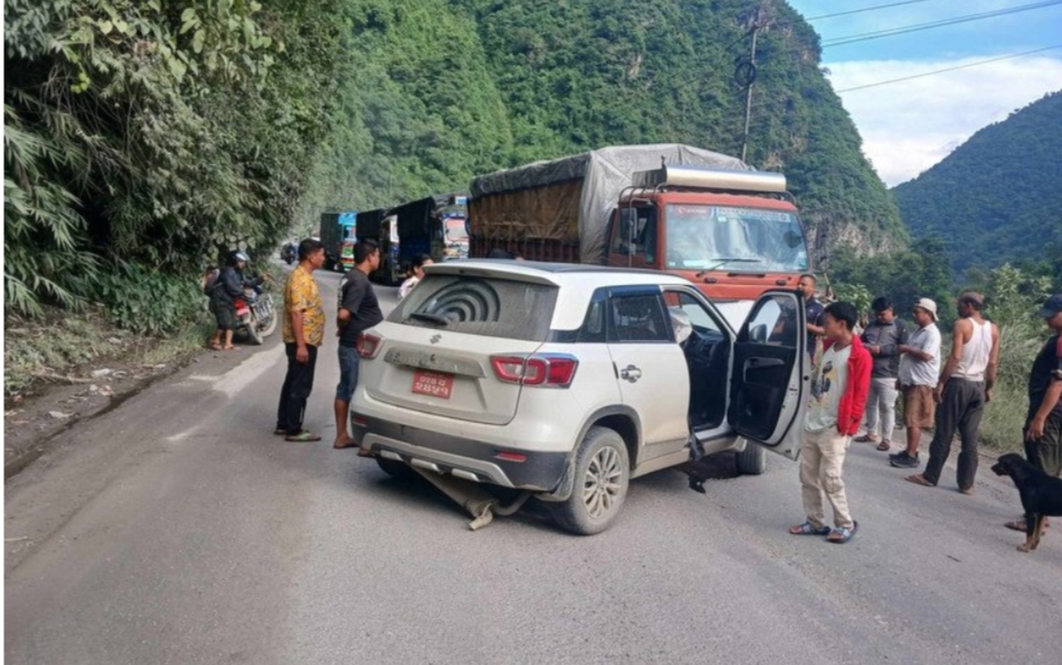 धादिङ र चितवनको सिमाना जवाङ खोला नजिक ट्रक र कार ठोकियो,थप विवरण आउन बाकीँ