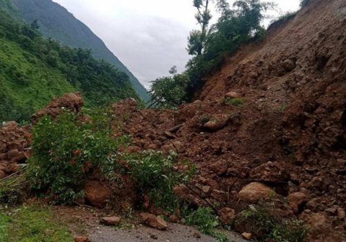 अविरल बर्षाको कारण पहिरो खस्दा मध्यपहाडी लोकमार्ग अवरुद्ध