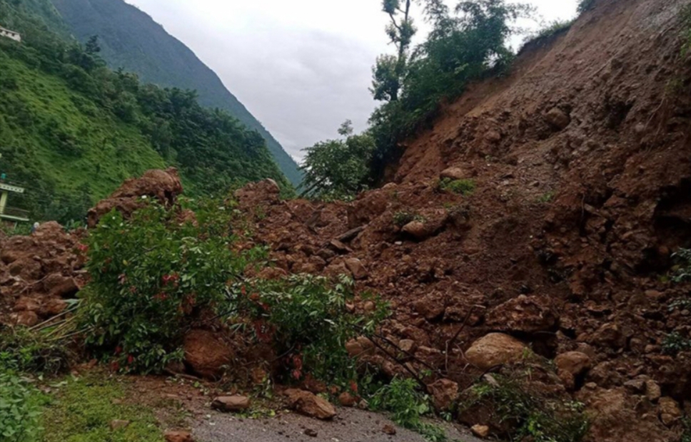 अविरल बर्षाको कारण पहिरो खस्दा मध्यपहाडी लोकमार्ग अवरुद्ध