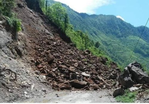 कर्णाली राजमार्ग पुनः अवरुद्ध हुँदा यात्रुहरु अलपत्र