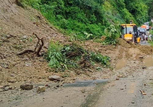 मकवानपुरको भीमफेदी–कुलेखानी–फाखेल हुँदै काठमाडौँ जाने बाटो बन्द