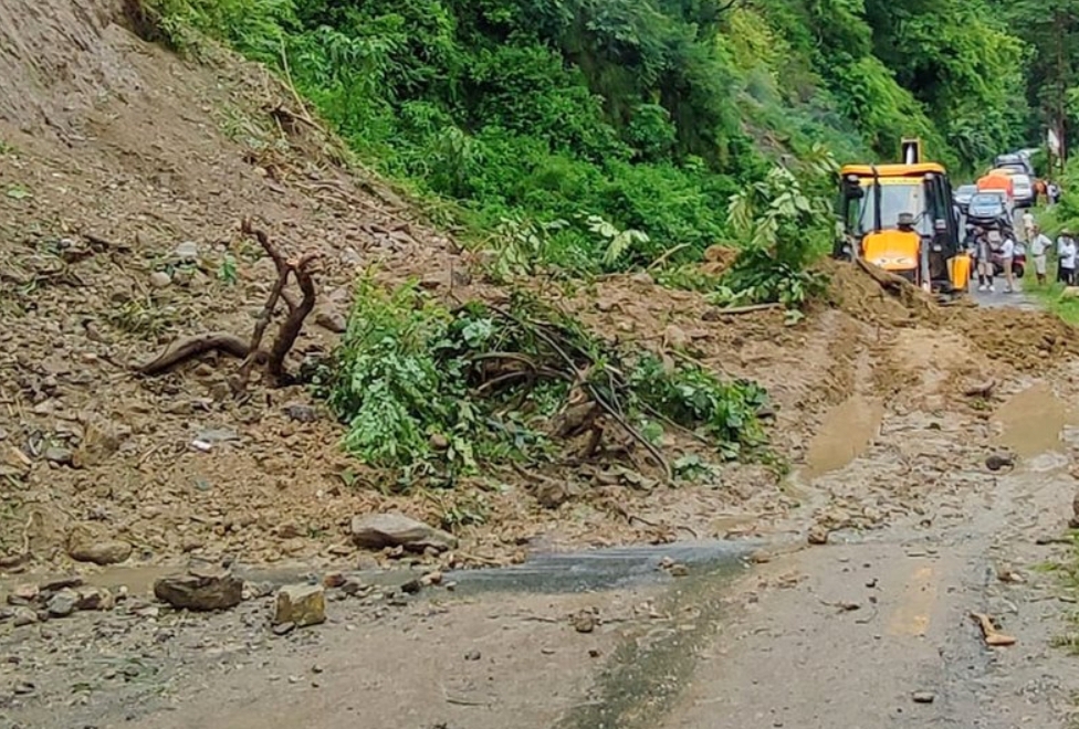 मकवानपुरको भीमफेदी–कुलेखानी–फाखेल हुँदै काठमाडौँ जाने बाटो बन्द