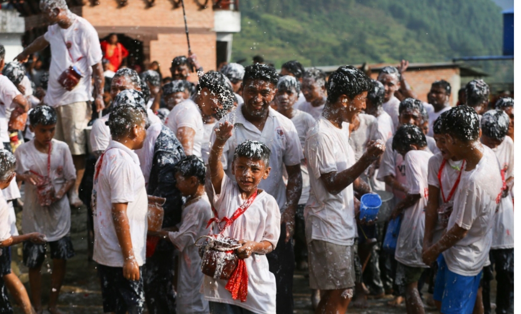 त्रिपुरासुन्दरी माईलाई दही चढाएपछि एकआपसमा दही छ्यापाछ्याप गरेर मनाइयो जात्रा