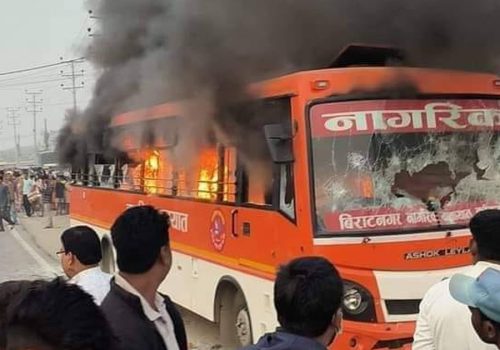 इटहरीमा बसको ठक्कबाट साइकलयात्रीको मृत्यु,चालक भागेपछी स्थानीय द्वारा आगजनी