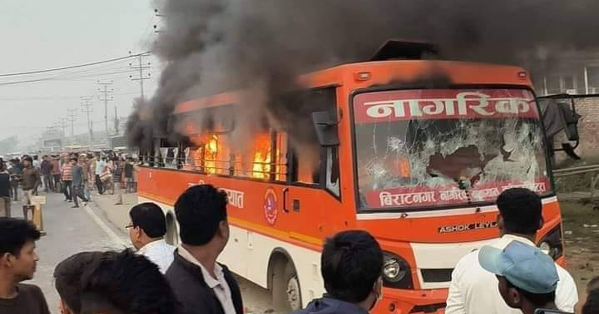 इटहरीमा बसको ठक्कबाट साइकलयात्रीको मृत्यु,चालक भागेपछी स्थानीय द्वारा आगजनी