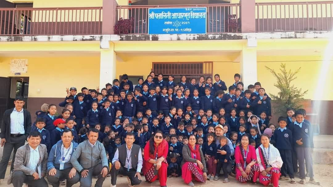 गजुरीको पत्तालिनी आ.बिमा विद्यार्थीहरुको लागि खेलौना सामाग्री तथा न्यानो कपडा बितरण