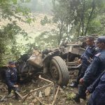 पृथ्वी राजमार्गको कृष्णभिरमा ग्यास बोकेको बुलेट  त्रिशुली नदिमा खस्यो